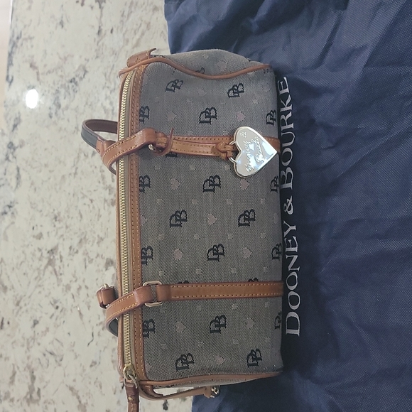 Dooney and Bourke purse - Picture 1 of 5